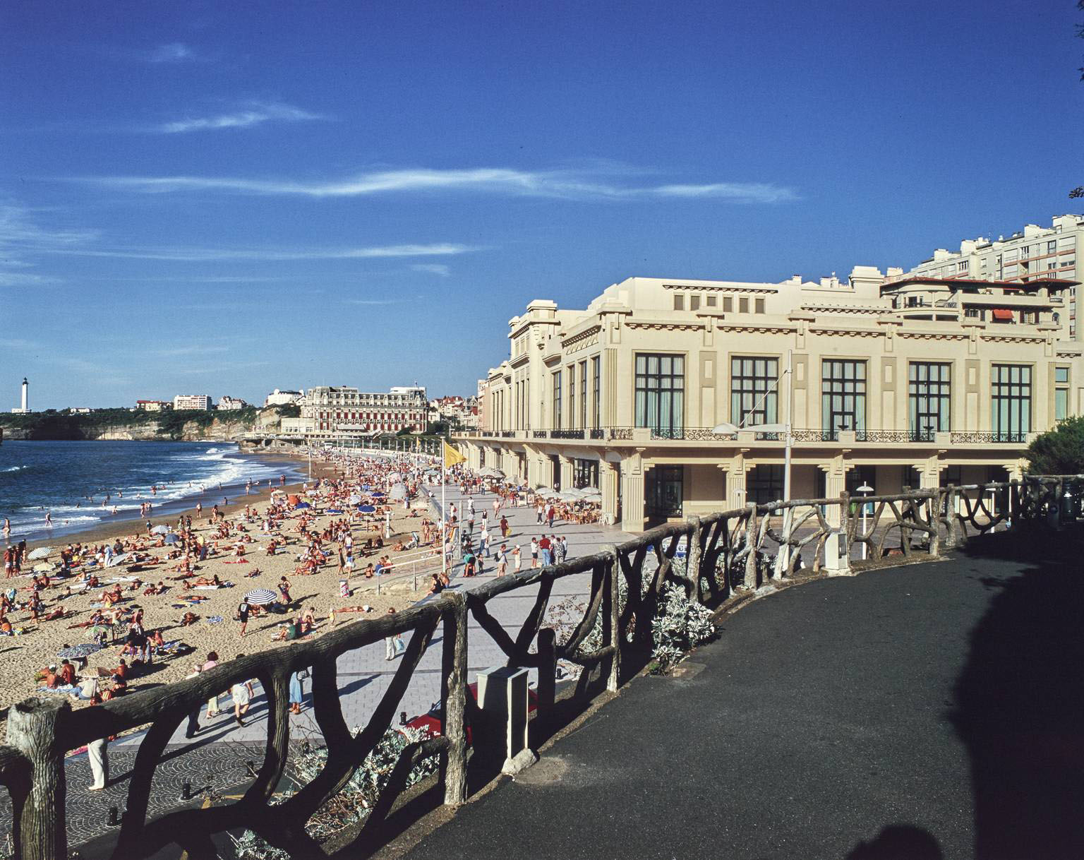 Le front de mer et la façade latérale du casino après restauration.