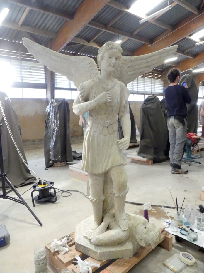 La statue de saint Michel terrassant le démon après restauration.