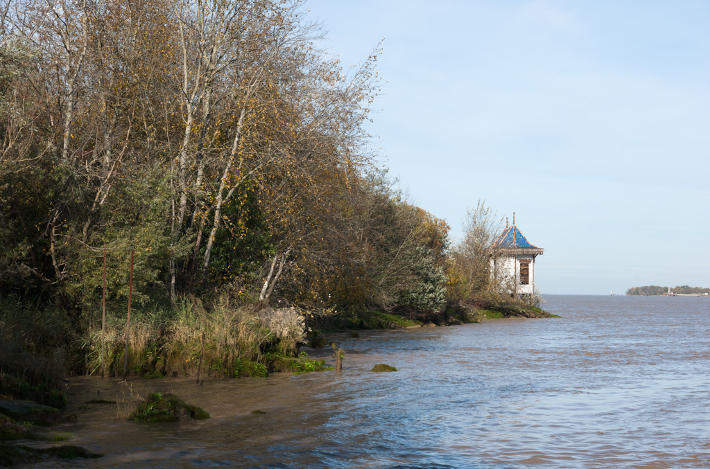 Vue depuis la rive au sud.