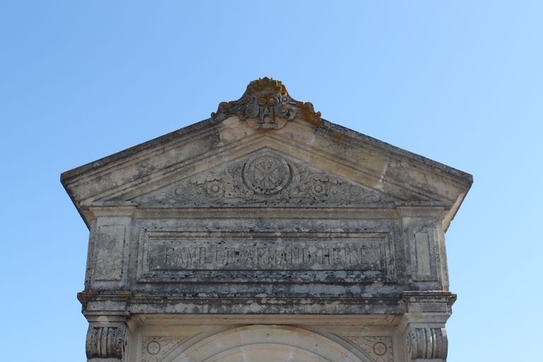 Chapelle de la famille Armand Heine : détail du fronton.