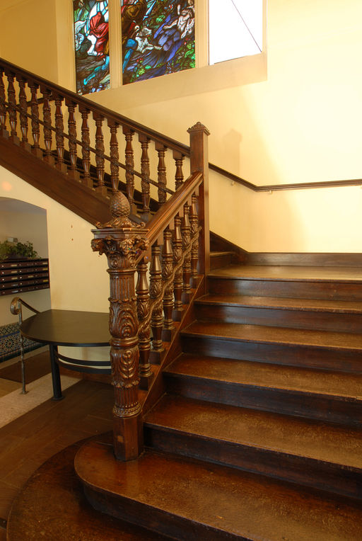 Départ de l'escalier éclairé par la verrière de Mauméjan.