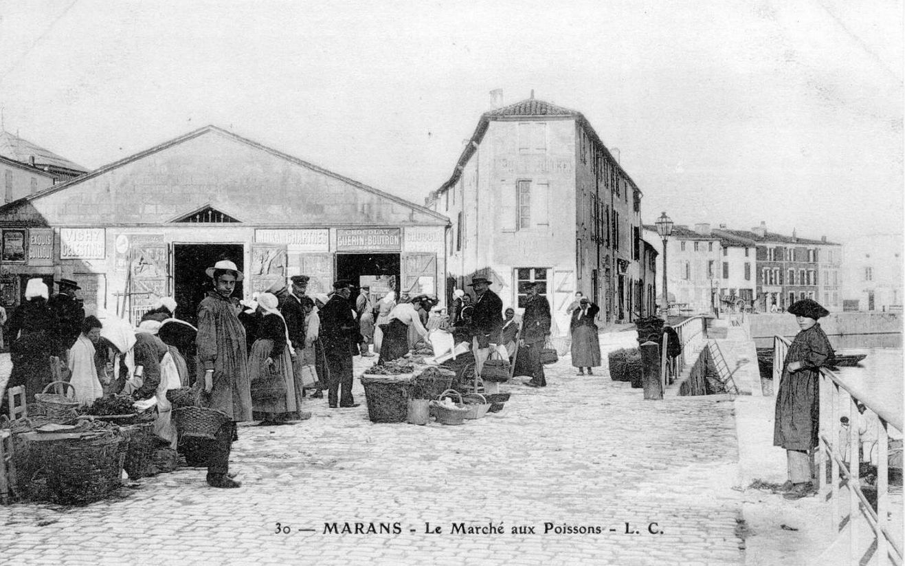 Le marché aux poissons devant la halle vue depuis l'est, vers 1900.