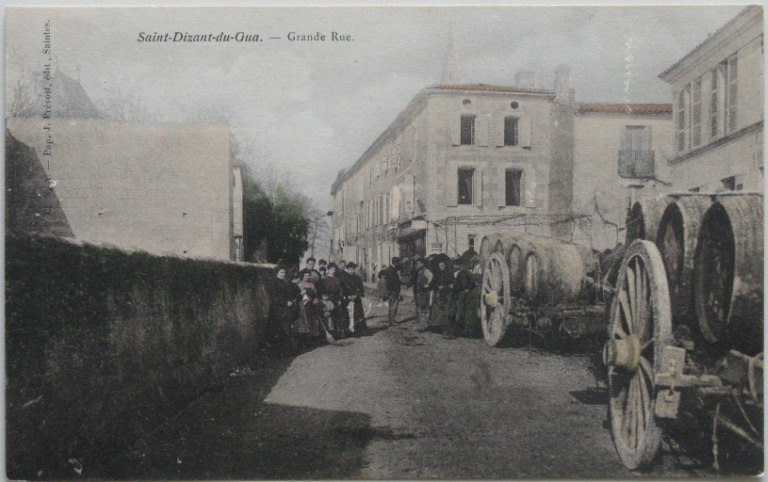 La rue principale du bourg au niveau du café, carte postale vers 1900.