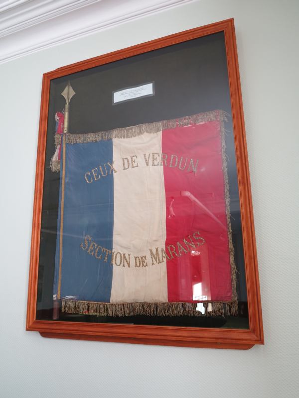 Drapeau des anciens combattants de Marans remis à la Ville en 2009 et exposé dans la salle du conseil municipal.