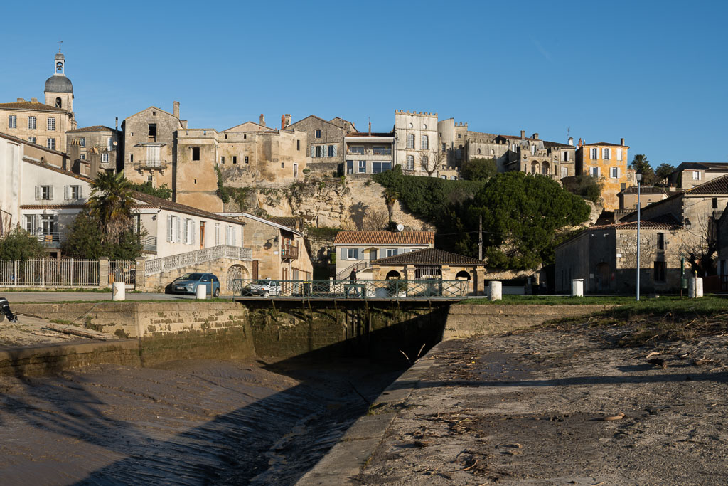 Vue du fond du chenal avec écluse de chasse.