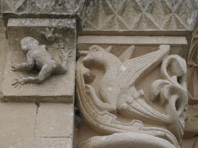 Chapiteaux gauche du portail : grenouille et oiseau.