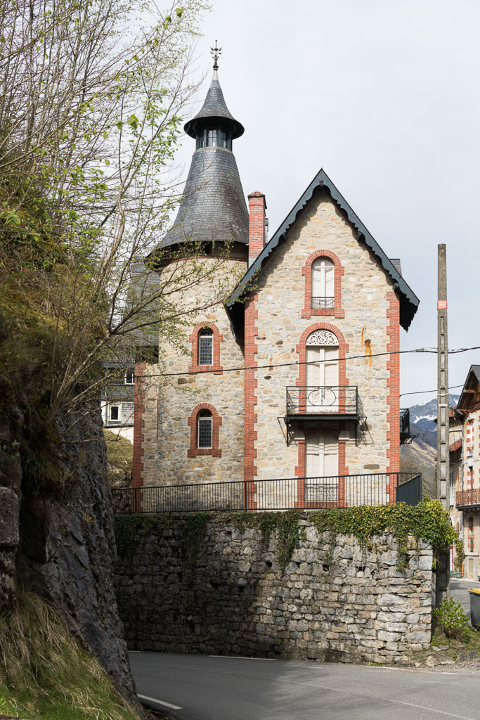 Façade sud sur la route de Gourette.
