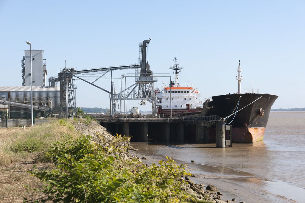 Vue des installations portuaires depuis le sud, avec un bateau à quai.