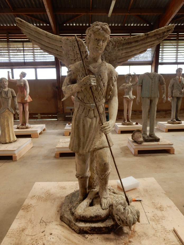 Sculpture de saint Michel terrassant le démon avant travaux.