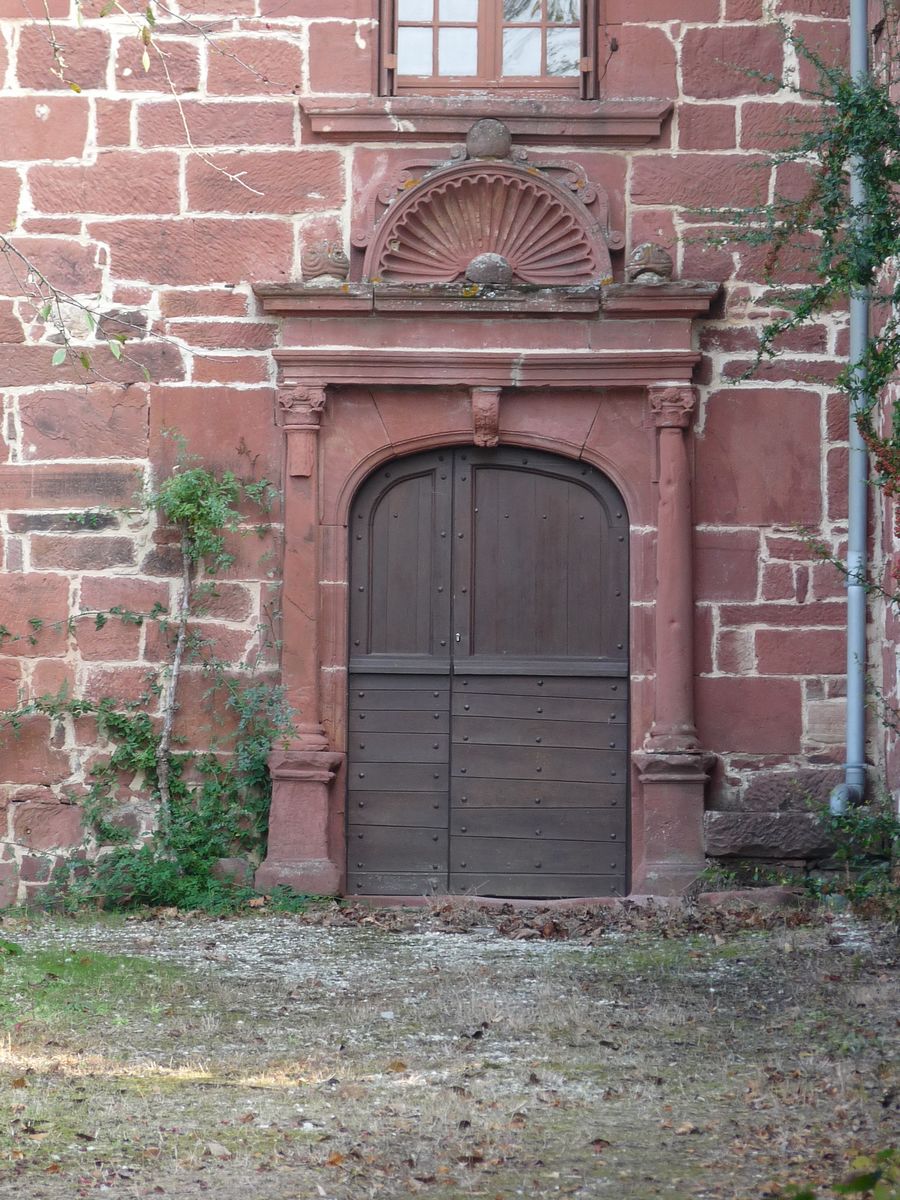 Porte renaissance de la tour d'escalier ouest.