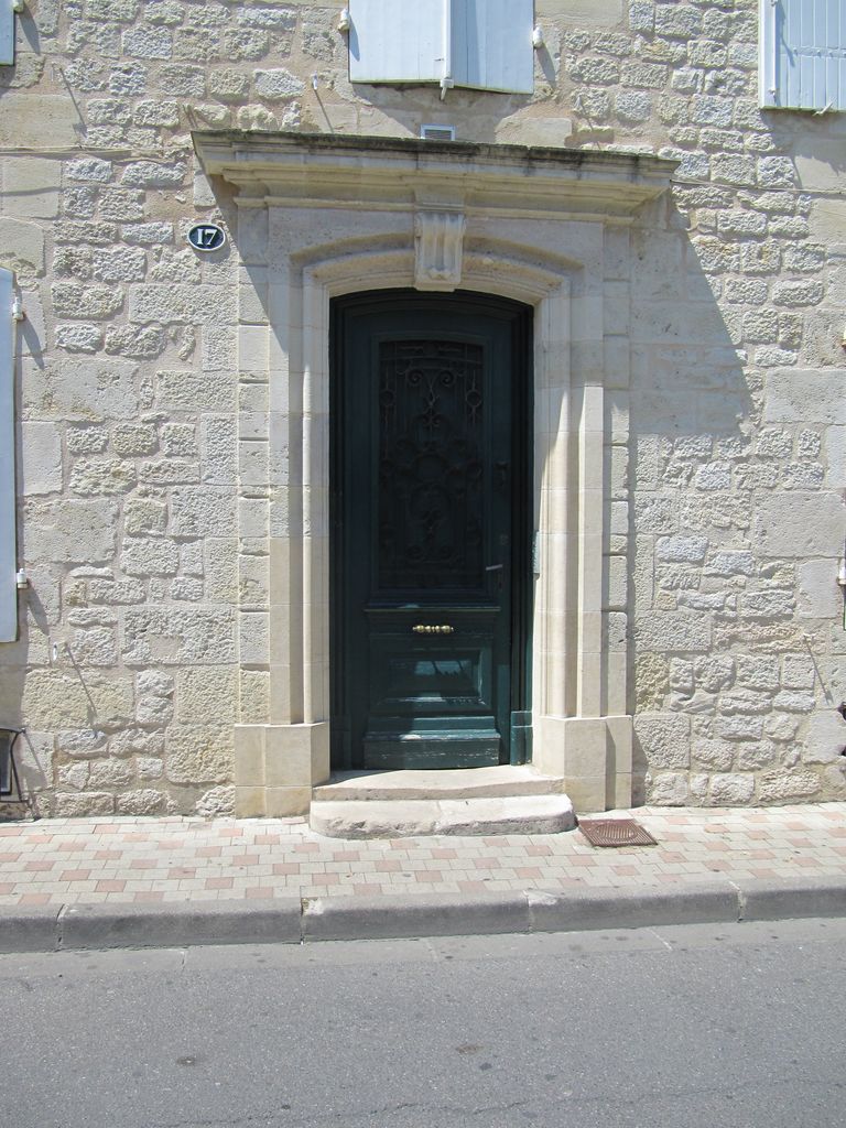 Façade est, sur rue : porte d'entrée.