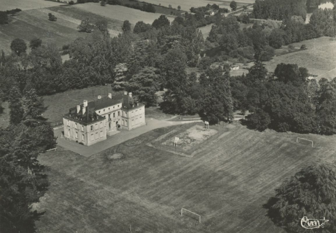 Vue aérienne après 1955, le château et les terrains de sport (basket et football), carte postale ancienne.