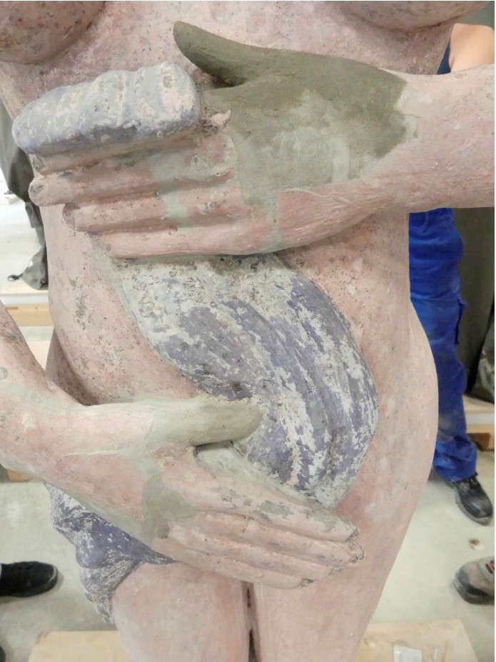 Restauration formelle des deux mains de la statue de Vénus.