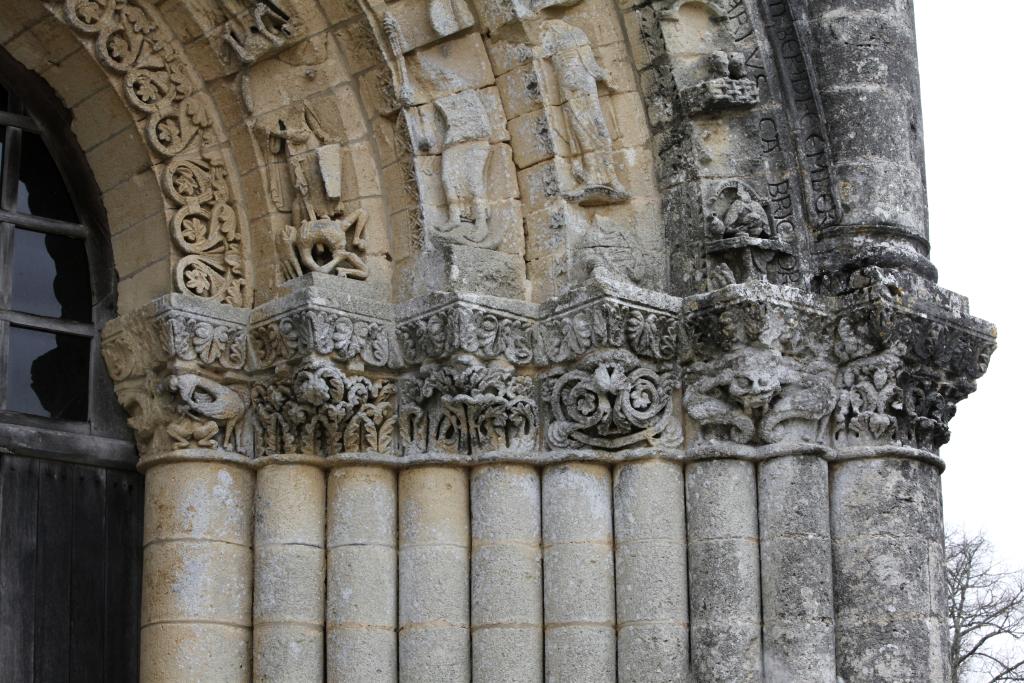 Façade occidentale, portail, piédroit droit, détail des chapiteaux.