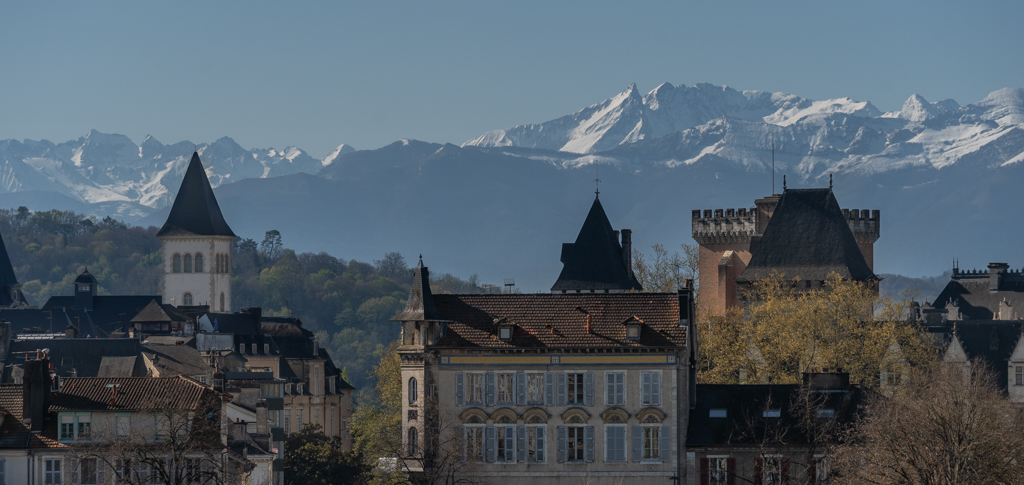 Paysage urbain, Parlement, château et Pyrénées depuis la place de Verdun.