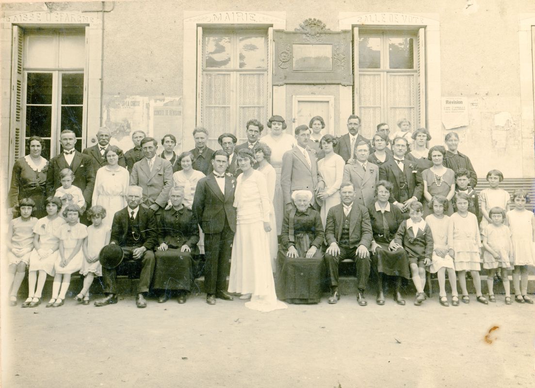 Mariage devant l'hôtel de ville de Montmorillon, vers 1930.