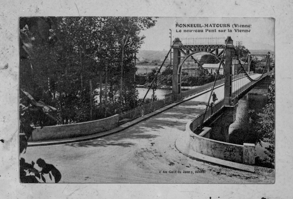 Pont de Bonneuil-Matours. Carte postale. « Au goût du jour » éditeur.