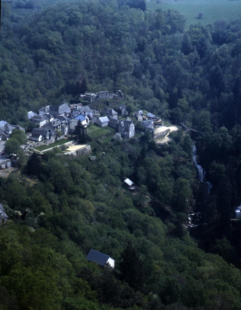 Vue aérienne du village sur son éperon rocheux.