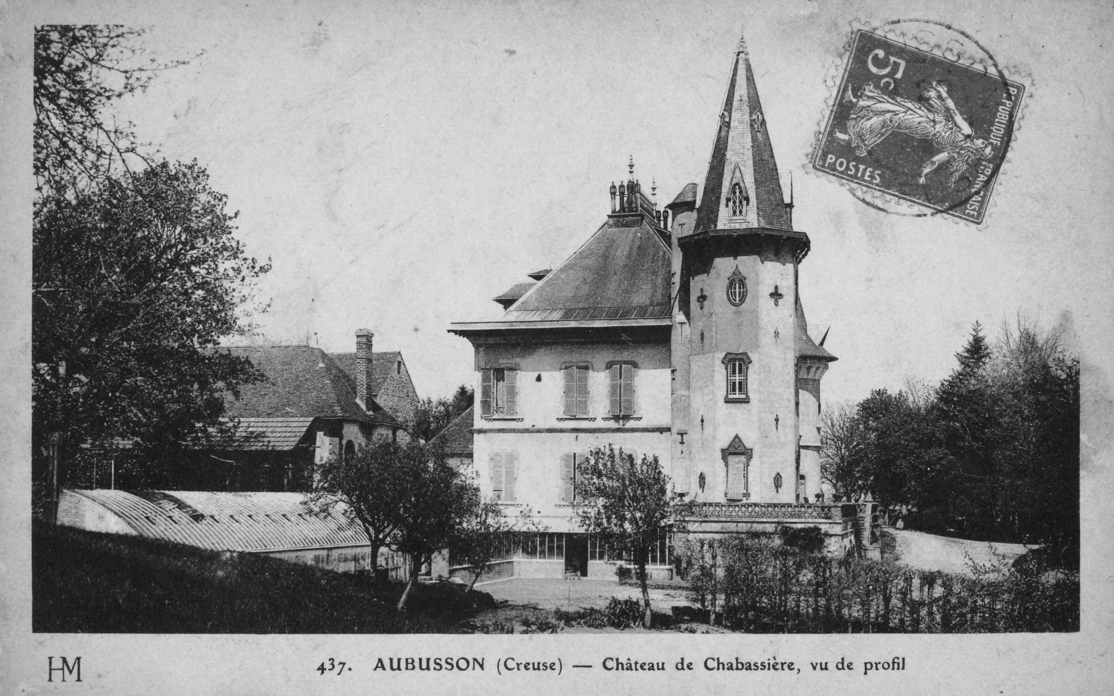 Carte postale (1er quart 20e siècle) : le château de Chabassière, vu de profil, en direction du nord, avec ses communs (Aubusson, centre de documentation du Musée départemental de la Tapisserie)