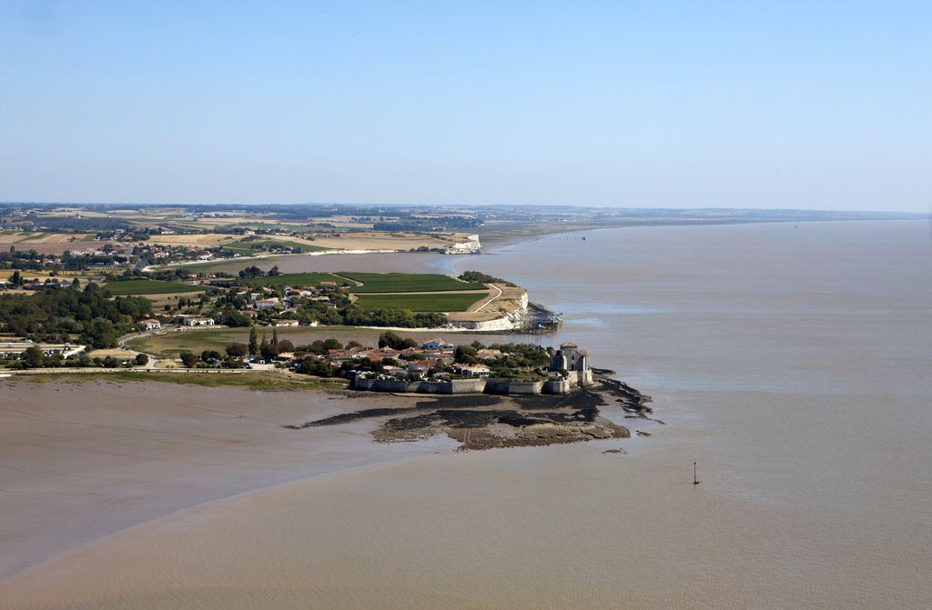 L'estuaire de la Gironde au niveau de Talmont-sur-Gironde. Vue aérienne.