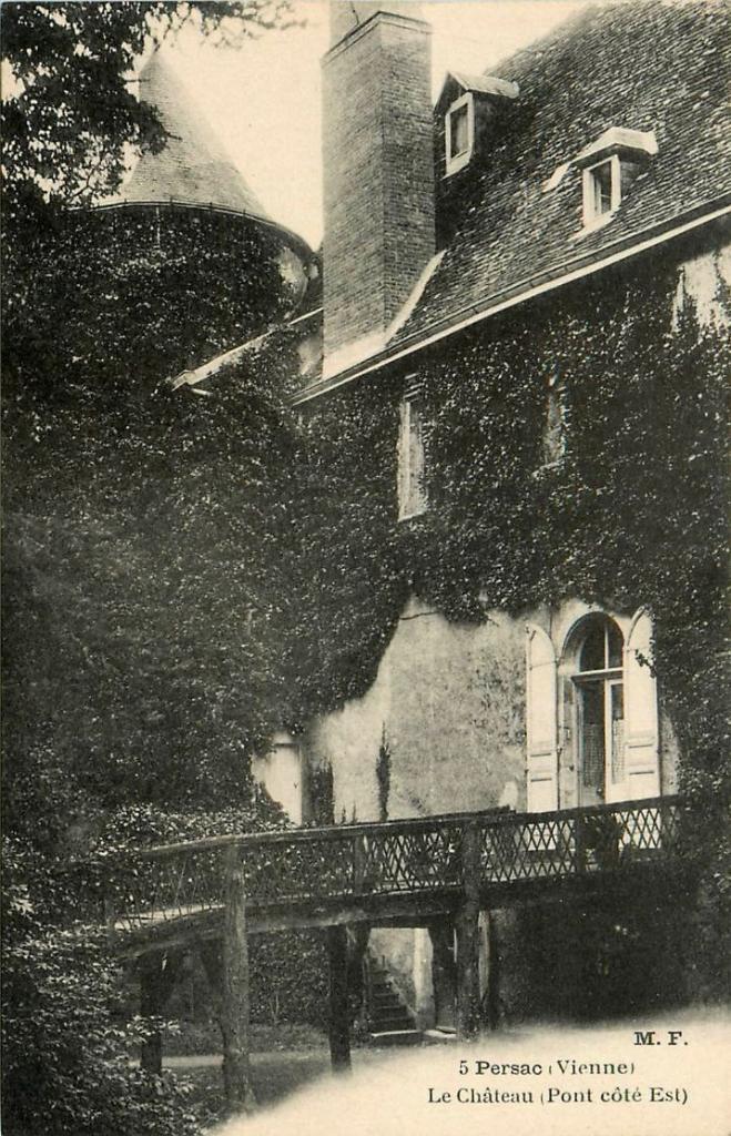 Carte postale ancienne de la façade est du château et du pont en bois (début 20e siècle, avant 1920).