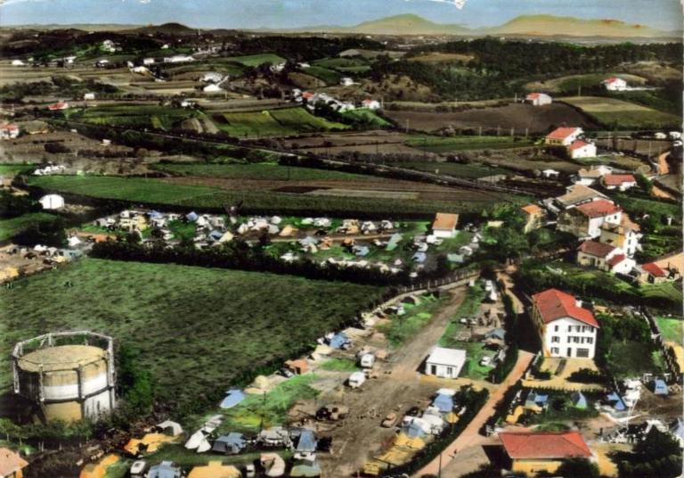 Au premier plan le camping Itsasoa, le gazomètre puis le camping de la Plage, années 1960, carte postale.
