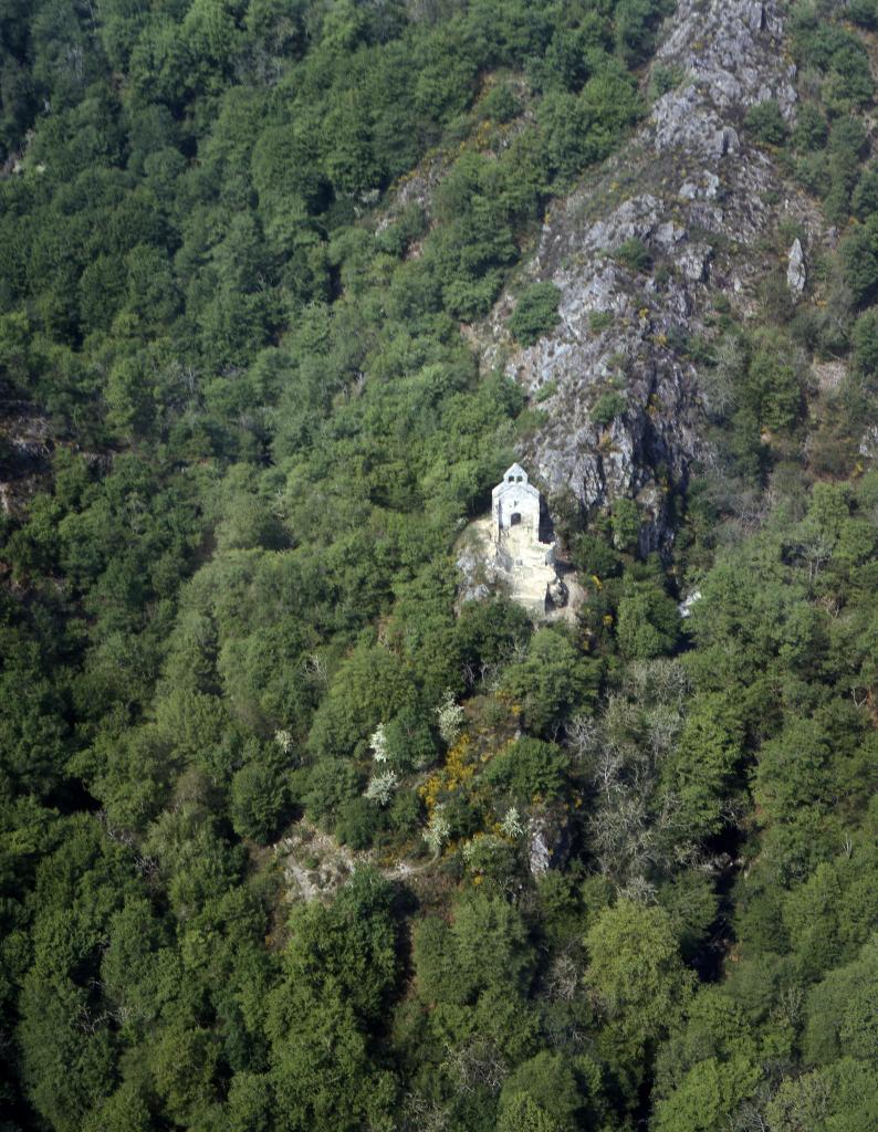Vue aérienne des vestiges du château.