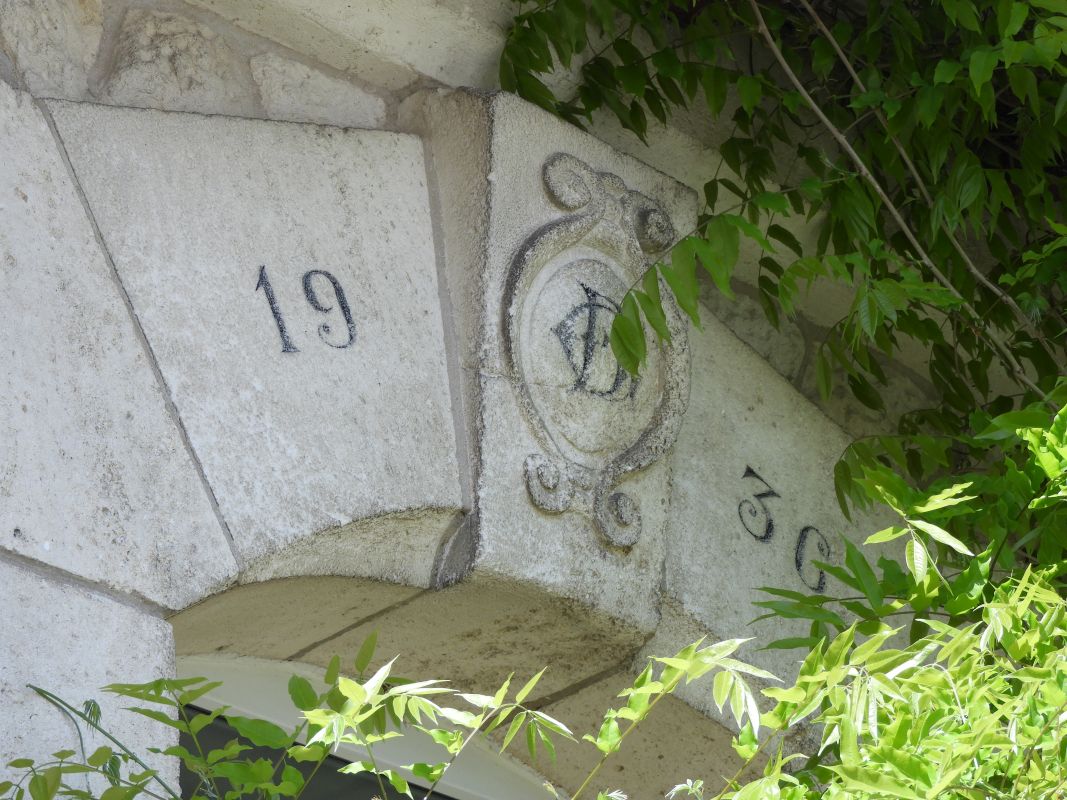 Date 1936 et initiales B et G au-dessus de la porte.