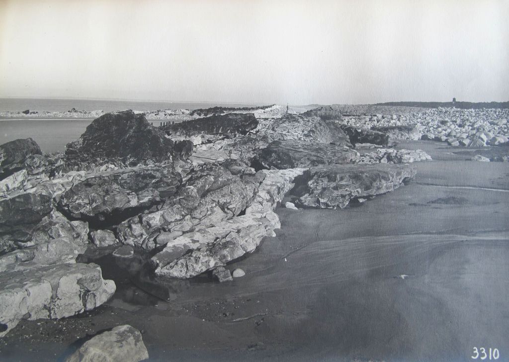 Photographie : vue prise du brise-mer des Huttes côté terre, brise-mer vers épi 2, 1930.