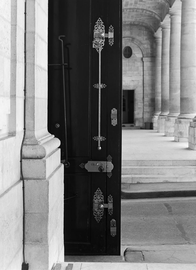 Porte d'entrée sur la cour d'honneur, détail des serrures intérieures.