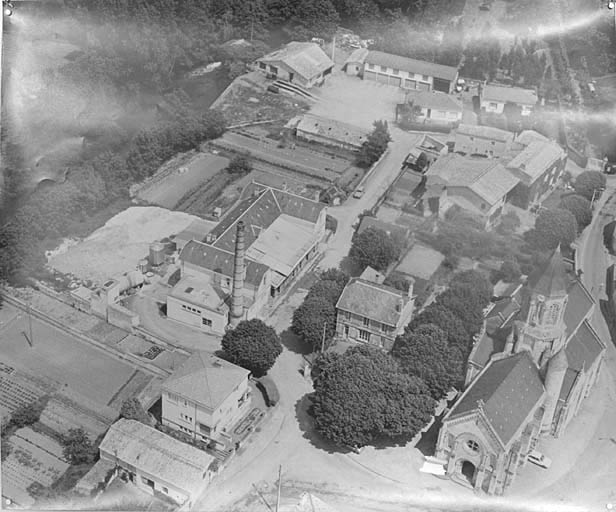 Vue aérienne prise du sud-ouest avant la construction du corps de bâtiment nord.