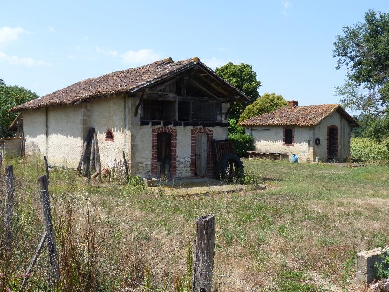 Ferme de Lahoumere : vue du poulailler, de la porcherie et des écuries depuis le sud-est.