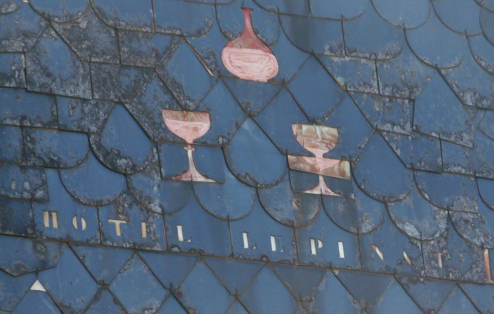 La partie mansardée du toit porte l'inscription