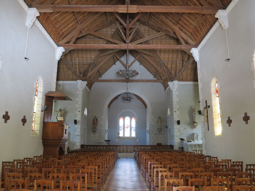 L'intérieur de l'église en direction du choeur.