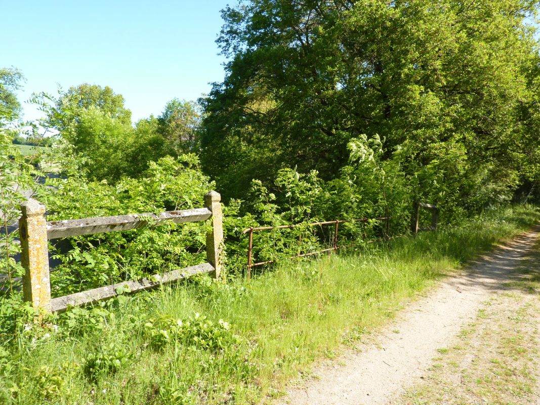 Garde-corps en ferronerie et barrière en ciment, côté nord-ouest.