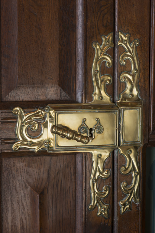 Chambre de Jérusalem : poignée et bloc de serrure de porte en laiton, par Hart, Son, Peard & Co.