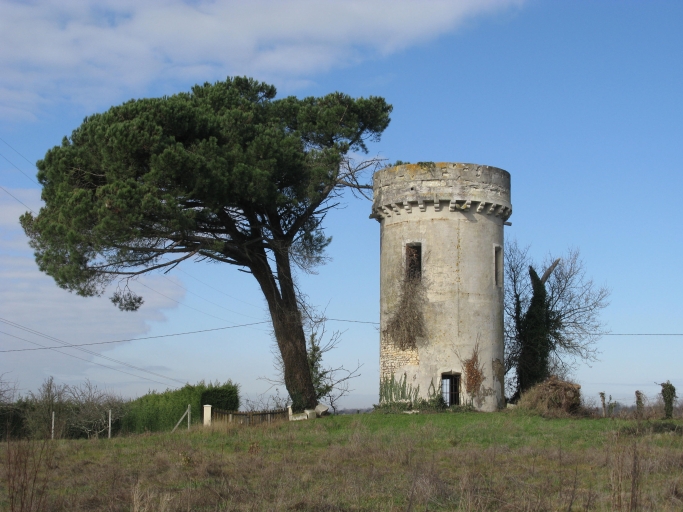 La tour de Mademoiselle Agathe, à Saint-Sorlin-de-Cônac, ancien moulin transformé en belvédère à la fin du 19e siècle.