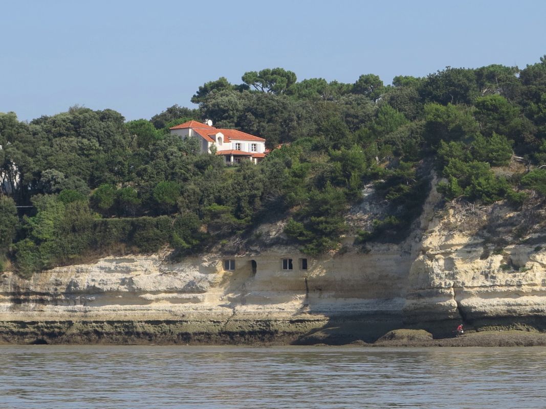 Villa en bord de falaise à l'Embéchade.