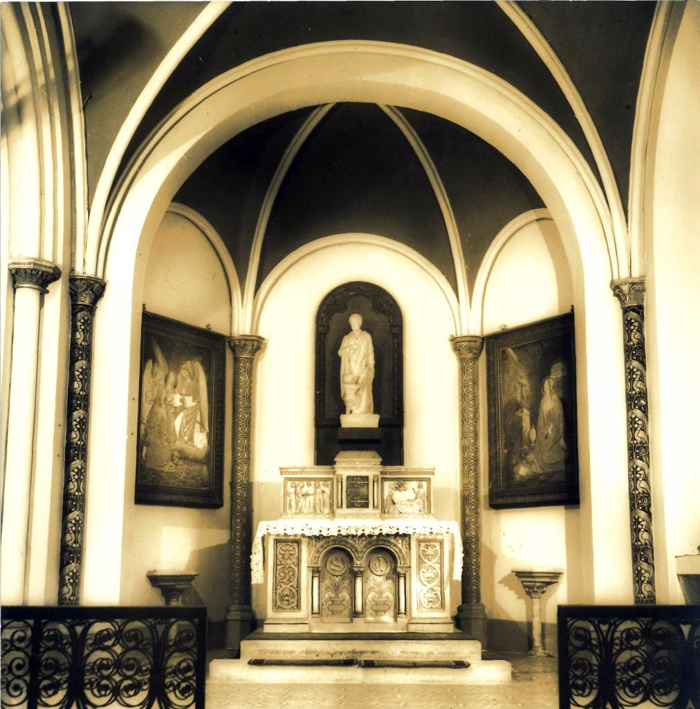 Chapelle de saint Joseph. État dans les années 1960, après la suppression du décor peint et le remplacement de la statue de saint Joseph par un groupe de Clément d'Astanières, et avant la suppression de l'autel. Cliché anonyme (Archives diocésaines, Dax).