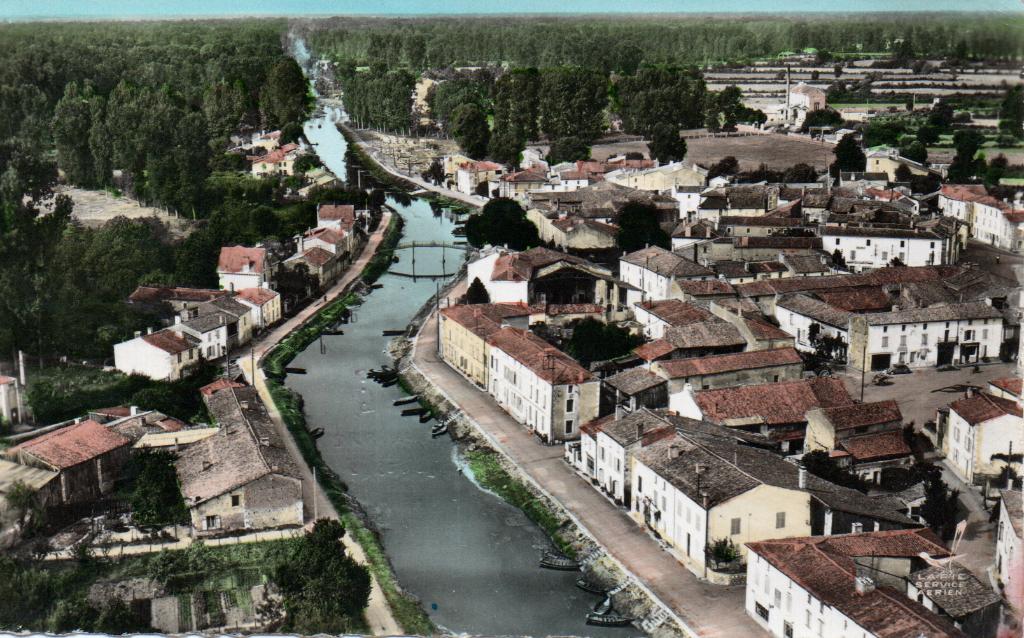 Vue aérienne de la traversée de la Sèvre dans Coulon, en direction de l'ouest, vers 1950.