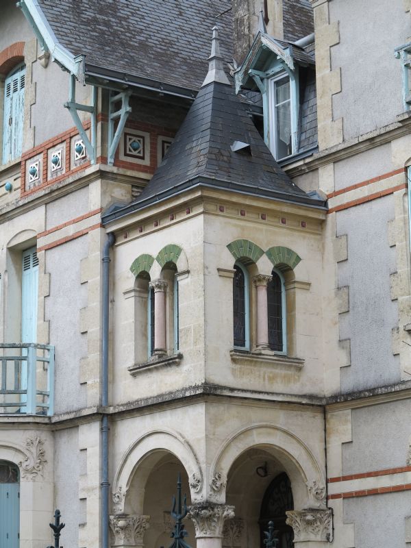 Détail d’une villa de 1906, surplombant la Sèvre, 30 rue de Ribray.