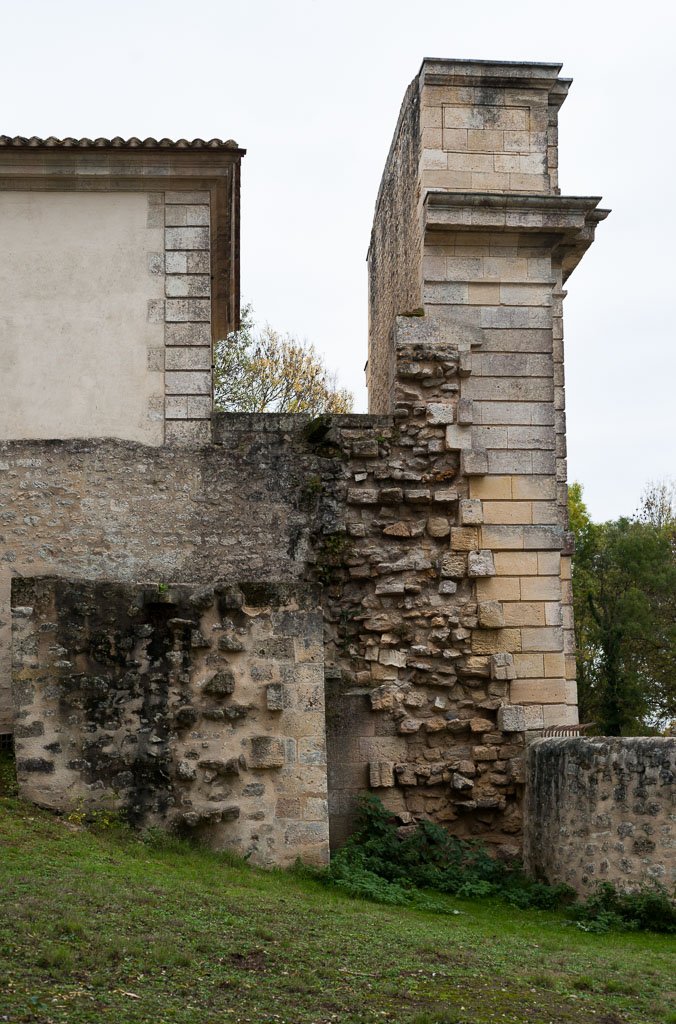 Traces d'arrachement du côté nord.