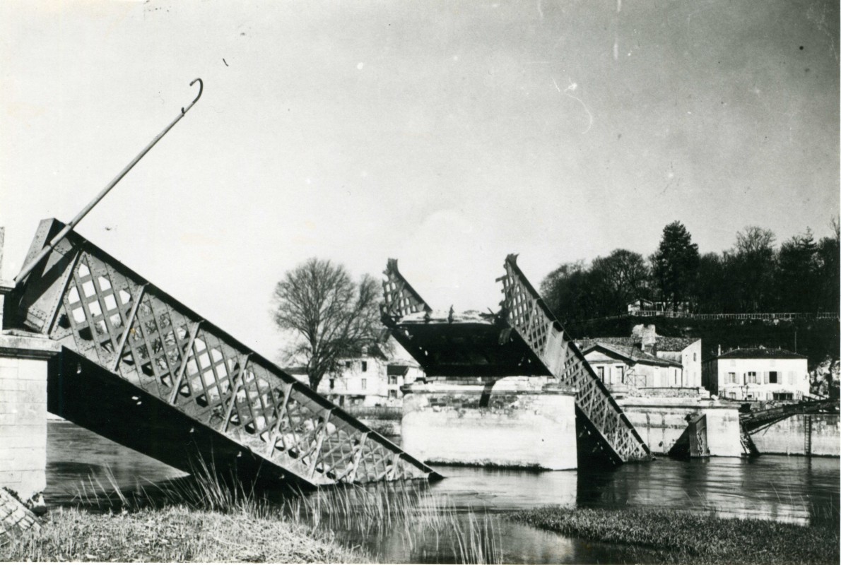 Le pont détruit à la fin de la Seconde Guerre mondiale.