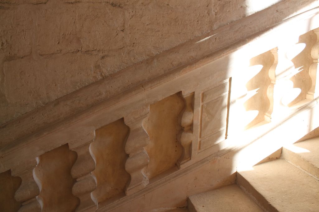 Détail de la balustrade taillée en réseau aveugle : balustres, pilier (à tables en bossage) et main-courante sont taillés en réserve dans le mur noyau.