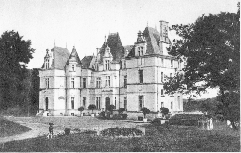 La façade nord du château photographiée vers 1910 par Jules Robuchon.