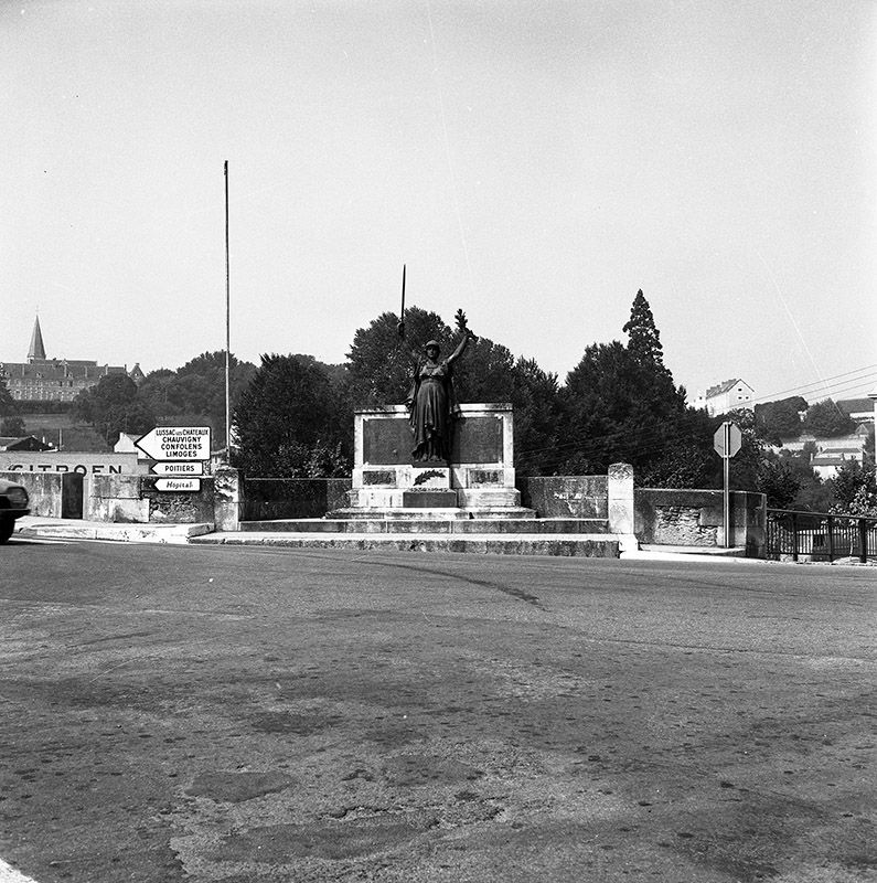 Monument aux morts à son ancien emplacement, en 1973.