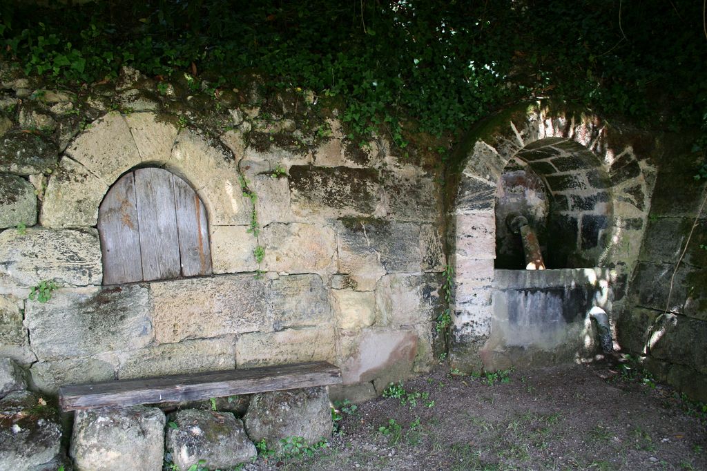 Vue d'ensemble de la source de la Mayanne : puits (à gauche) et fontaine (à droite).