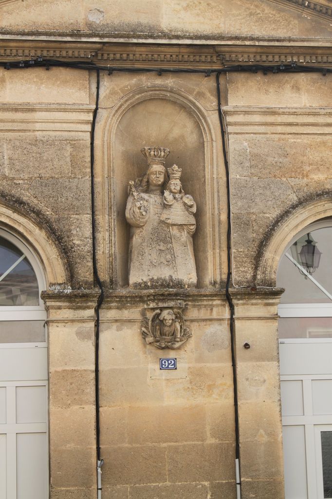 Façade ouest : niche et statue de la Vierge à l'Enfant.