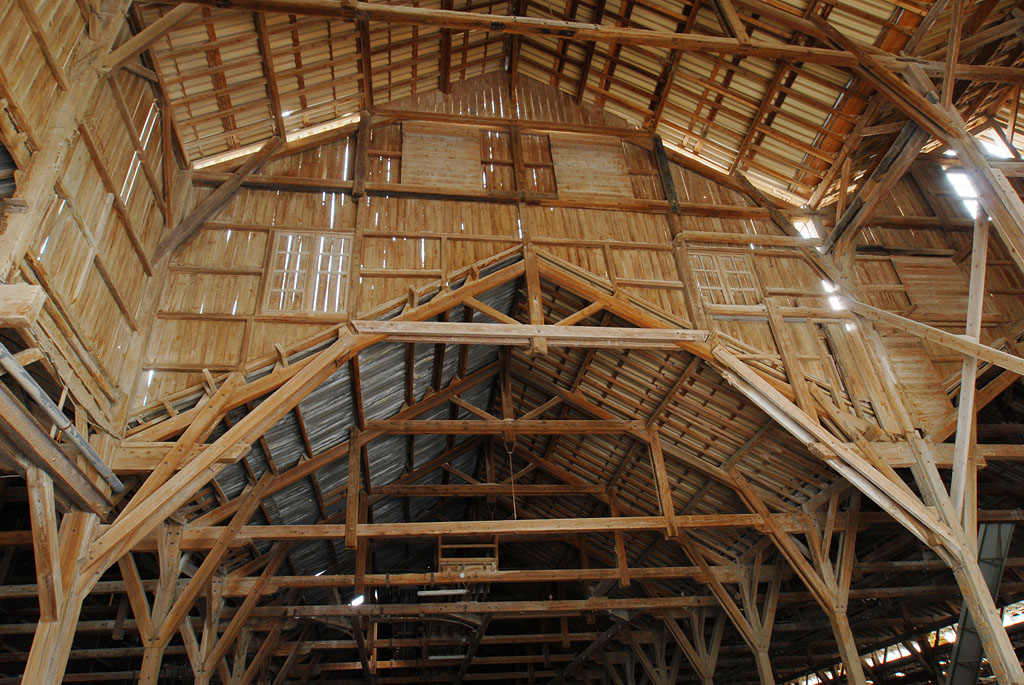 Atelier de stockage en vrac, intérieur : vue de la charpente en bois.