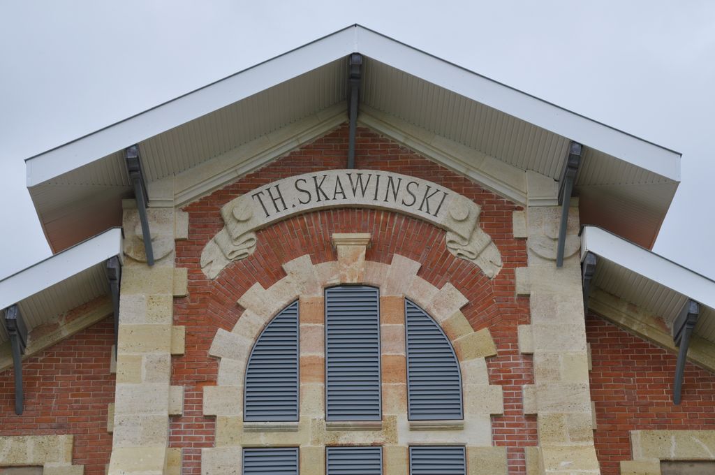 Élévation nord-ouest : détail du pignon portant l'inscription TH. SKAWINSKI.